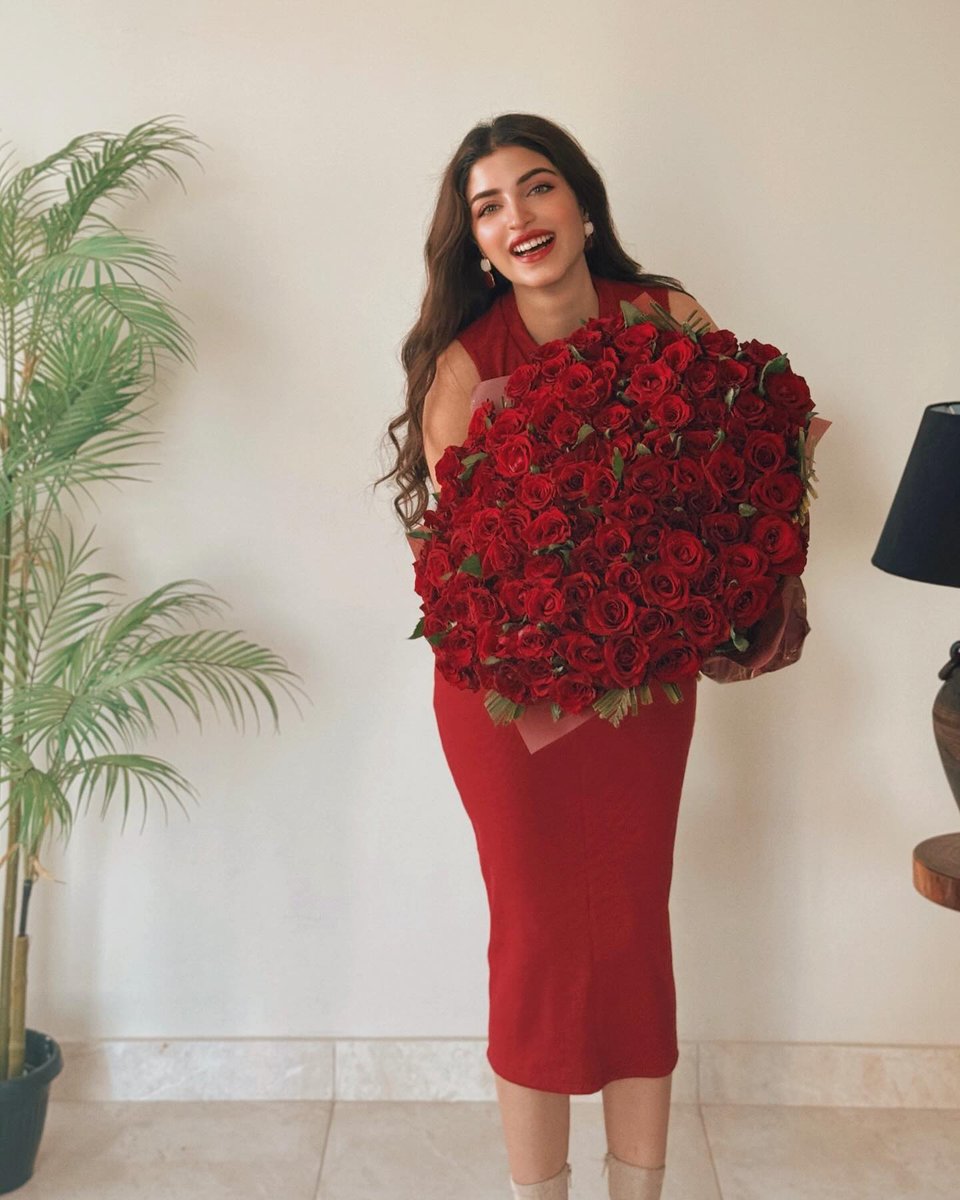 Did Kinza Hashmi receive some early #valentinesgift or she posed for a new fashion campaign? Any guesses...
#actor #kinzahashmi #red #redroses #february2024 #fashioncampaign #stylewatch #oyeyeah