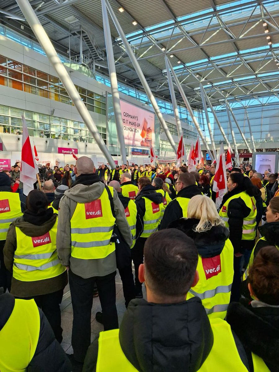 takeoffverdi's tweet photo. 🚨Damit fliegen sicher bleibt! 🚨

Die Beschäftigten setzten mit dem heutigen Streik ein Zeichen, damit am Verhandlungstisch am 5. und 6. Februar endlich ein Weiterkommen ist. https://t.co/GvAxrZ4oKk