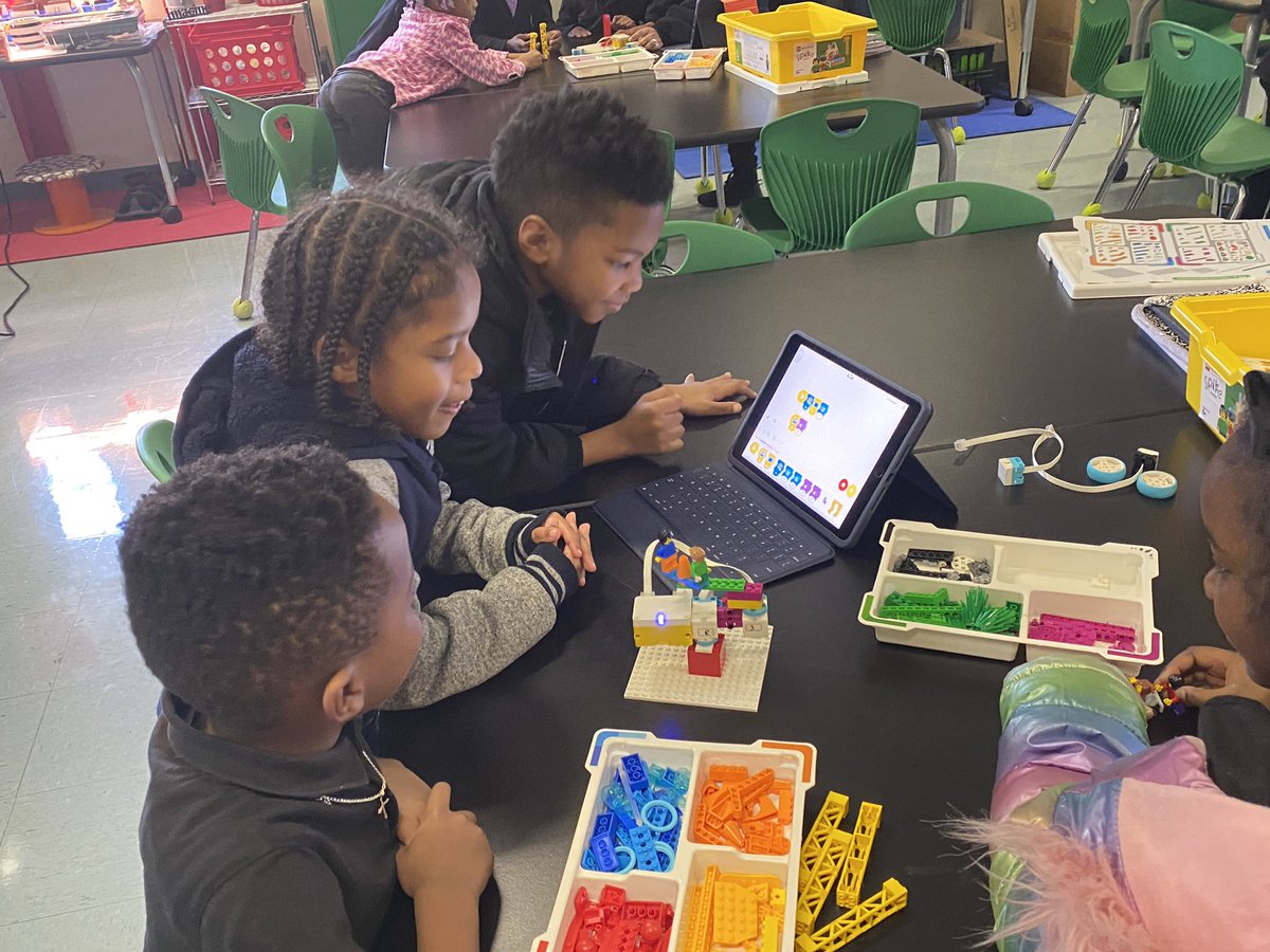 Awesome things are happening in the Science Lab @AlexIIEinsteins! 2nd graders are designing candy molds using @tinkercad for their PBL unit & 1st graders are coding using @LEGO_Education! @BibbSchools @BibbSTEMed #Built4bibb