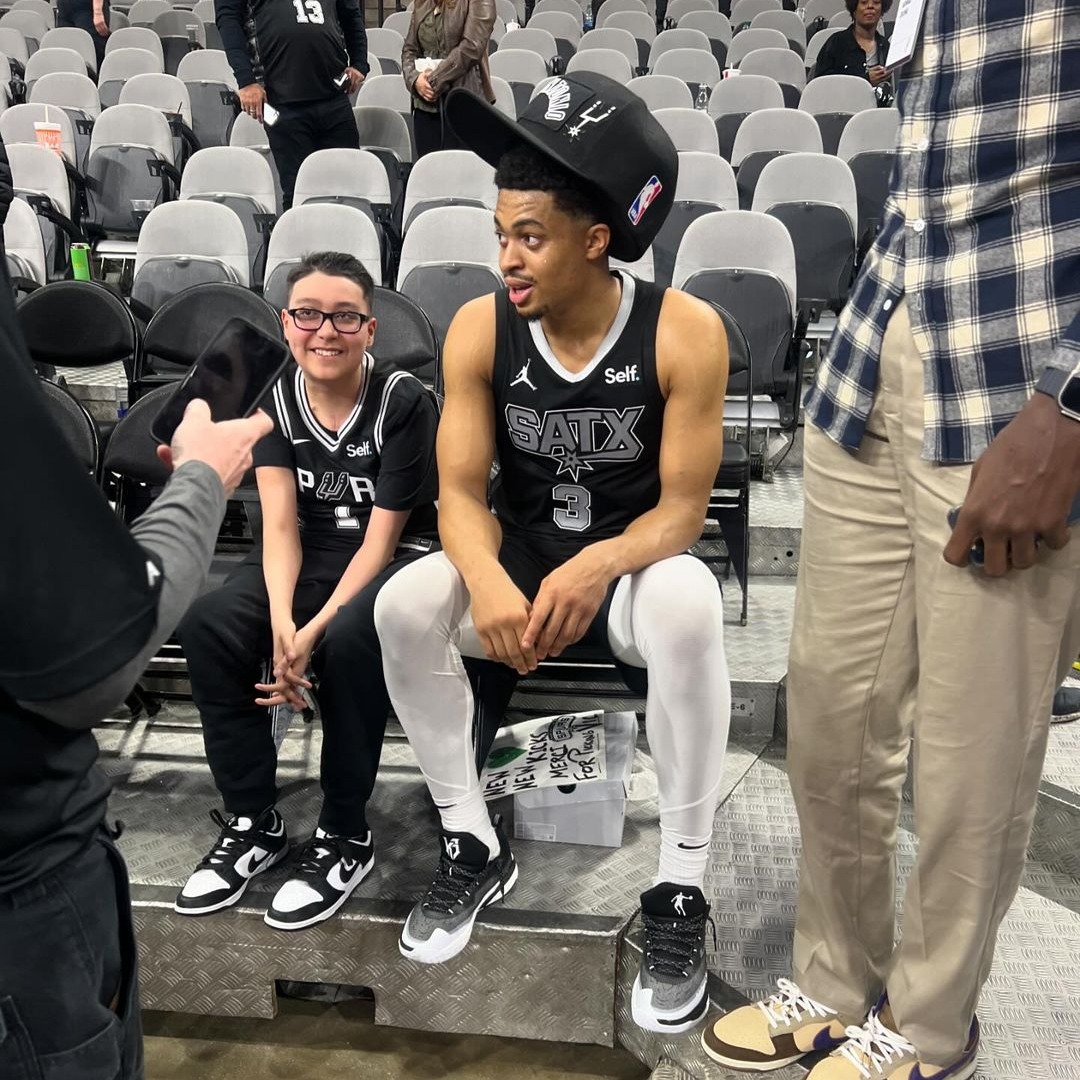 NogginBoss's tweet image. A night to remember. 🧢

@spurs superfan @spurssixthman brought 15-year-old heart transplant recipient Isaiah to a recent game. As part of this special experience, they got to sit courtside for pregame warm-ups and meet Spurs star Keldon Johnson.