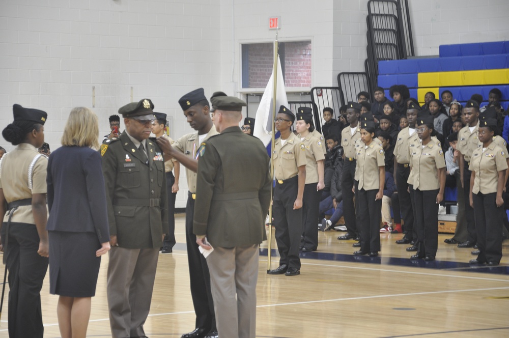 ReserveOrg's tweet image. Elijah Rattler, a #JROTC cadet at Eagles Landing High School in McDonough, Georgia, pins #lieutenant colonel rank on the shoulder of his former #principal, Malik Douglas, on January 25, 2024. 

For more information: bit.ly/49ebwPf