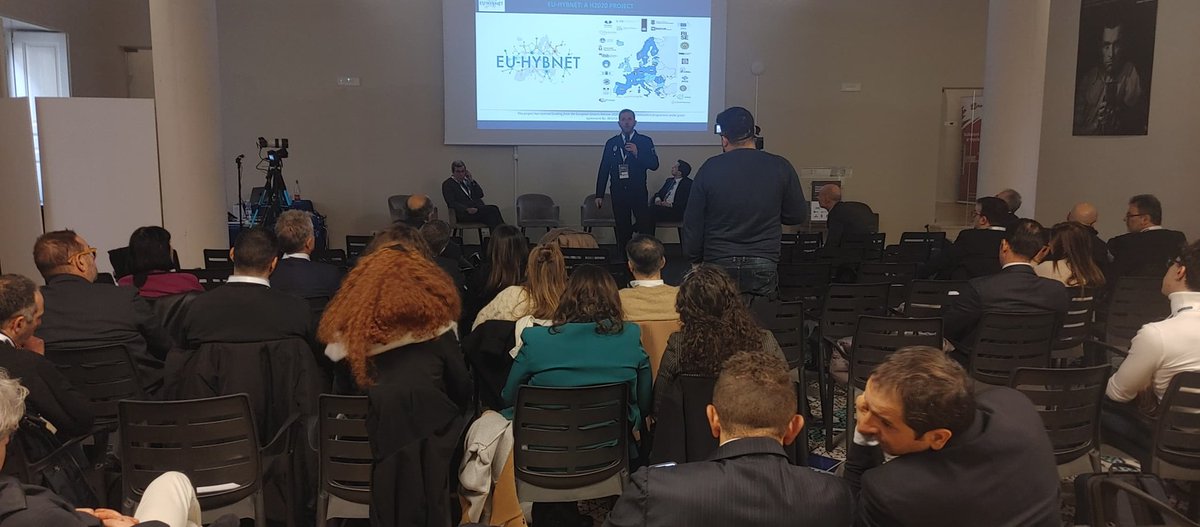 PoliciaLocalValència (@policialocalvlc) on Twitter photo Presentem els resultats de treballar en #innovation & #research 👮 en l´event organitzat per <a href="/UninaIT/">Unina Federico II</a> <a href="/AmbasciataUSA/">Ambasciata U.S.A.</a> <a href="/cornell_tech/">Cornell Tech</a> @Youbiquo <a href="/OECD_local/">OECD SMEs, Regions, Cities & Tourism</a> <a href="/Reg_Campania/">Regione Campania</a> 🇪🇺🇺🇸: totes les estratègies passen per la innovació com a font de progrés
<a href="/EuHybnet/">EU-HYBNET Project</a>
<a href="/improve_heu/">@improve_heu</a>
<a href="/DarleneProject/">DARLENE Project</a> Presentem els resultats de treballar en #innovation & #research 👮 en l´event organitzat per <a href="/UninaIT/">Unina Federico II</a> <a href="/AmbasciataUSA/">Ambasciata U.S.A.</a> <a href="/cornell_tech/">Cornell Tech</a> @Youbiquo <a href="/OECD_local/">OECD SMEs, Regions, Cities & Tourism</a> <a href="/Reg_Campania/">Regione Campania</a> 🇪🇺🇺🇸: totes les estratègies passen per la innovació com a font de progrés
<a href="/EuHybnet/">EU-HYBNET Project</a>
<a href="/improve_heu/">@improve_heu</a>
<a href="/DarleneProject/">DARLENE Project</a>