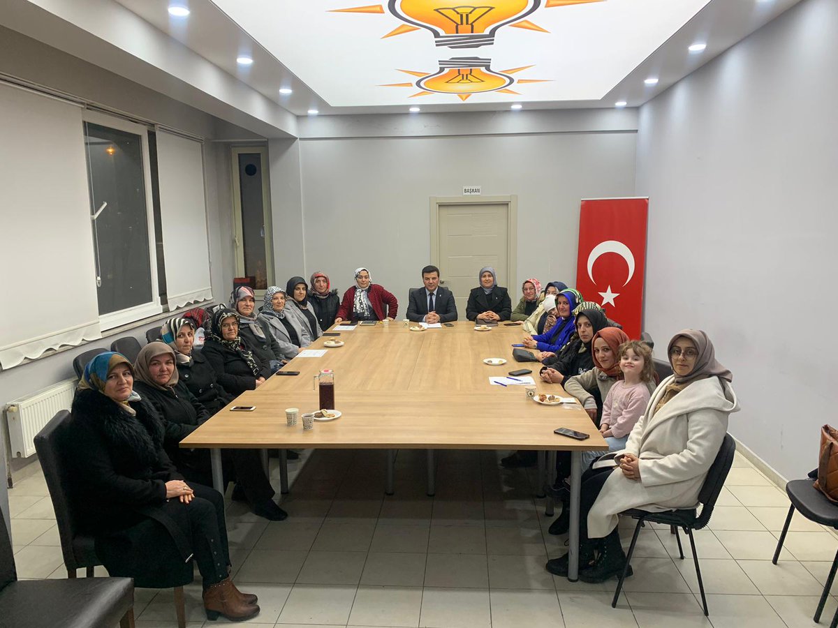 kastamonu370's tweet photo. AK Parti Tosya Kadın Kolları Haftalık olağanüstü Yönetim kurulu Toplantısına İlçe Başkanımız Sn.@sevgi_cinbar Başkanlığında AK Parti Tosya İlçe Başkanımız Sn. Mustafa Takır’ın katılımı ile tanışma ve istişare toplantımızı gerçekleştirdik #Hazırızkararlıyız
@RTErdogan
@aysekesir https://t.co/l7DfX7K0D6