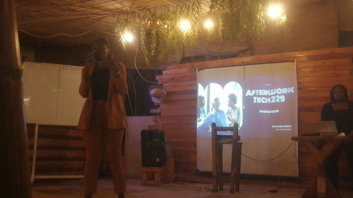 elkwaet's tweet photo. Position: Cotonou🇧🇯
La créme de la crème de la #Tech229 en conclave das un jardin chuiiic ce sir.
Akpé kaka pour l'invitation.
On peut apercevoir des visages @fedapay, @IamDrissBen, Agence BENCO', @EpitechBenin, la GIZ Bénin, la @WomenEdTech, le @PortDeCotonou, @AAS_Aurlus etc. https://t.co/By0F7TqZdO