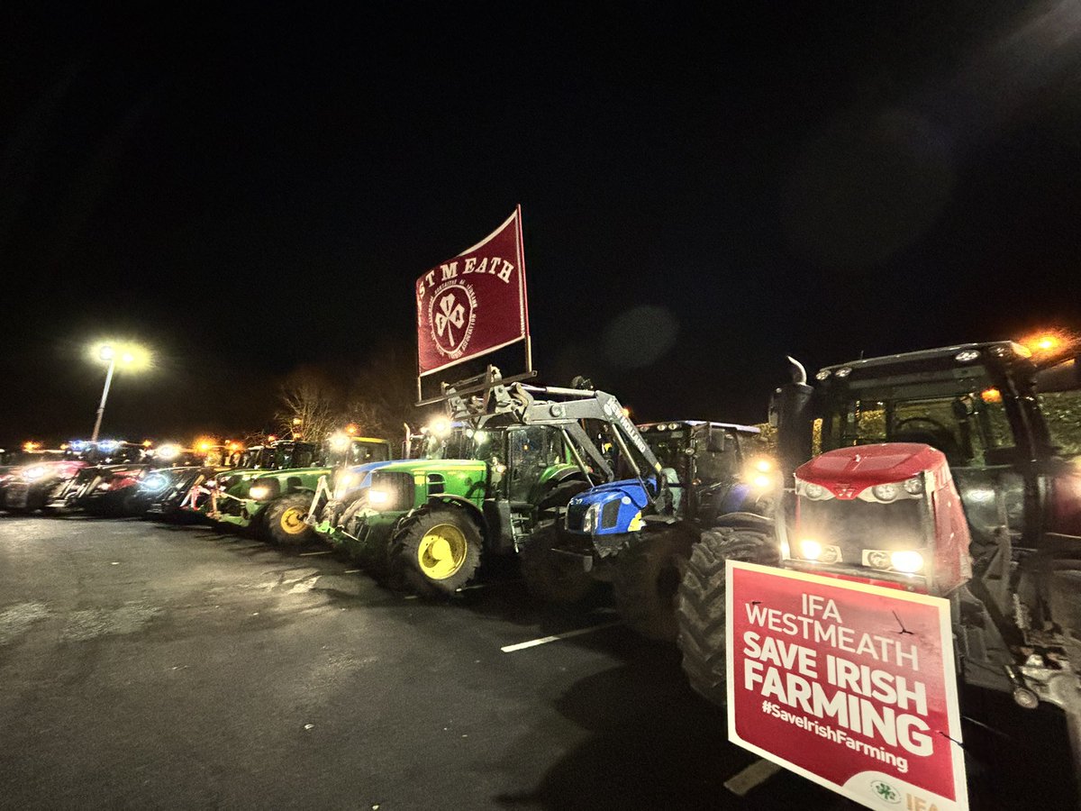 Large numbers gathering in solidarity with our EU farming colleagues in Mullingar #EnoughIsEnough <a href="/IFAmedia/">Irish Farmers' Association</a> <a href="/rte/">RTÉ</a>