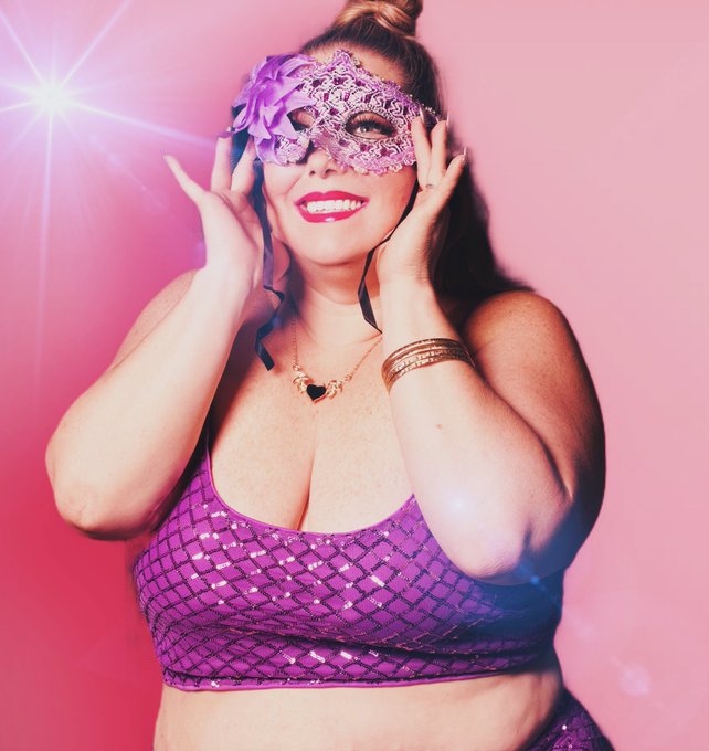 It&rsquo;s my motha fuccin birthday! 🎉 🎂 🥳 https://t.co/NpwpfaASzt