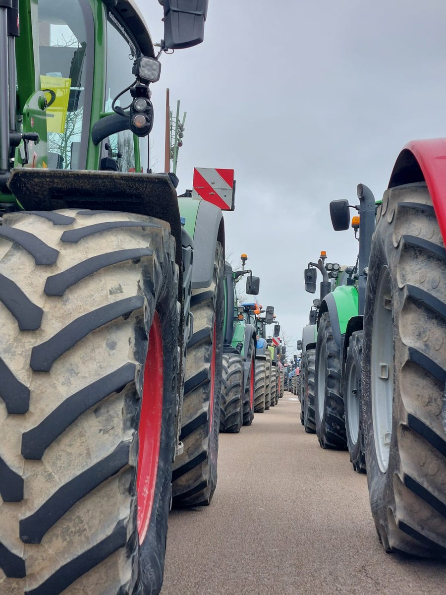 Manifestation FDSEA 35 et JA 35 : plus de 250 tracteurs à Rennes devant Rennes Métropole puis la Préfecture. Suite aux dernières mesures annoncées, le réseau reste vigilant ! #fdsea35 #ja35 #RennesMetropole #prefecturebretagne #agriculteurs #OnMarcheSurLaTete #agrisouspression