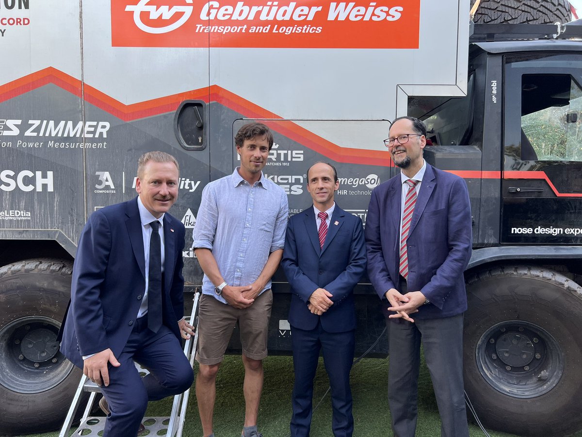 sernageomincl's tweet photo. #Innovación: Dir. nacional de @Sernageomin, Patricio Aguilera, asistió a invitación de @SuizaChile para conocer al equipo de #PeakEvolution y su vehículo #Terren, propulsado 100% por energía solar y diseñado para ser utilizado en terrenos difíciles, como los mineros y geológicos. https://t.co/a8Y5VgjwtU