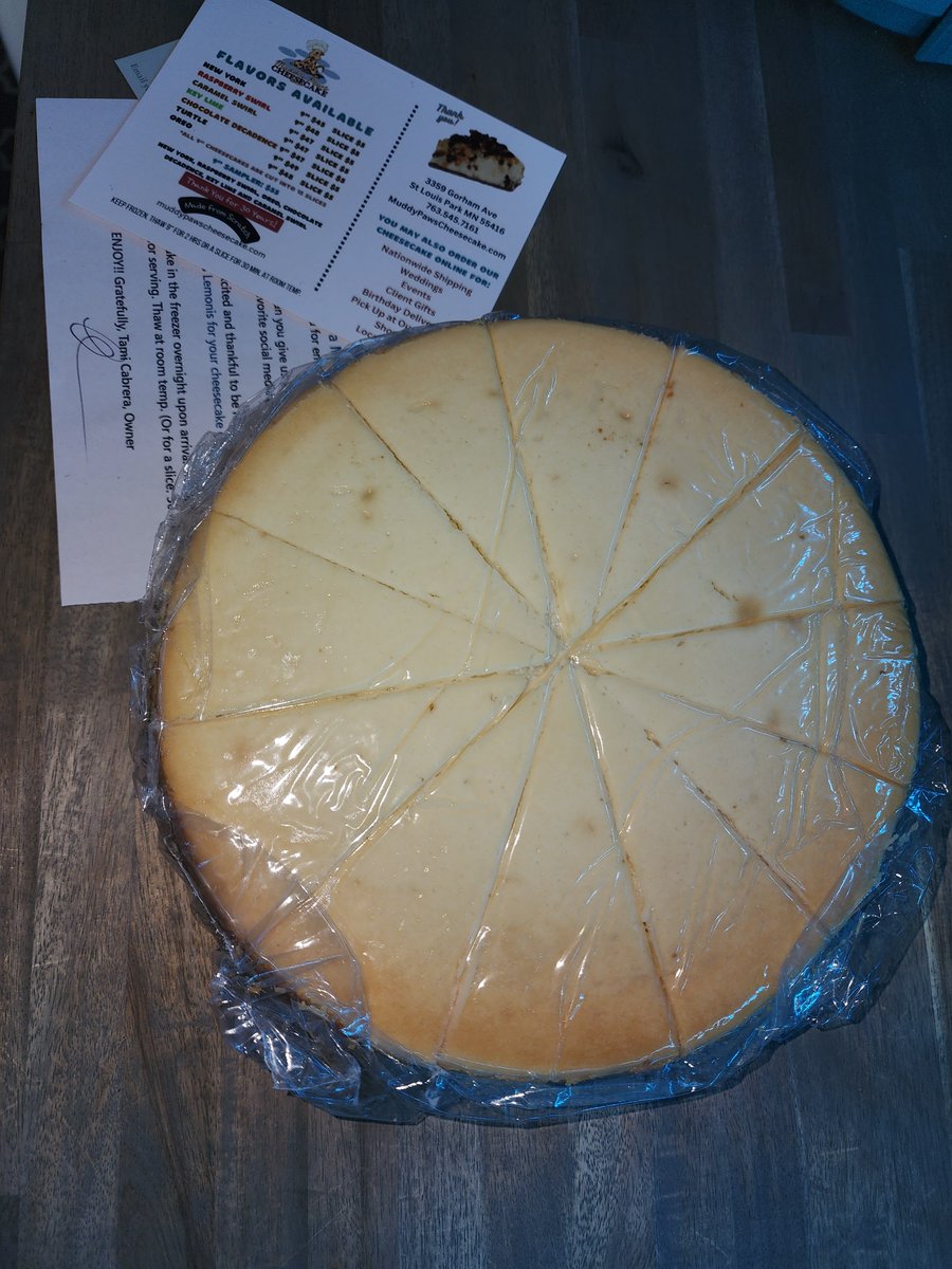 dodgelover2011's tweet image. Thank you @MPCheesecake &amp;amp; @marcuslemonis for the cheesecake that i won in the weekly giveaway...arrived today, can&apos;t wait to try it!! 

#SaveMuddyPaws 
#cheesecake