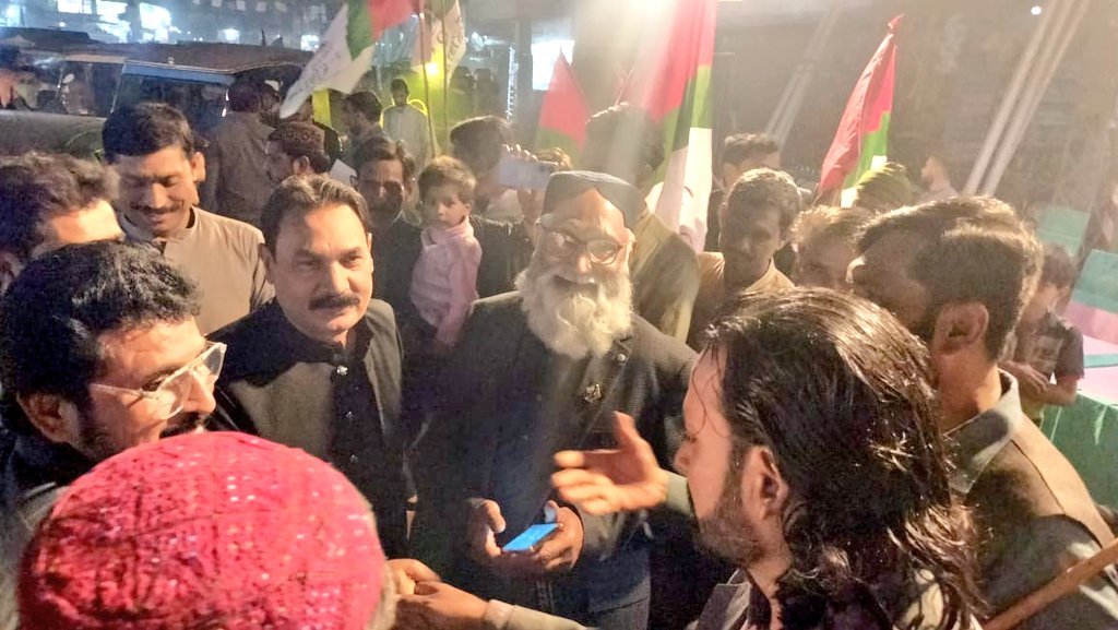 MQMPakHyd's tweet photo. ایم کیو ایم پاکستان رکن رابطہ کمیٹی محمد شریف خان، رکن رابطہ کمیٹی و حق پرست نامزد امیدوار این اے 220 سید وسیم حسین کی گؤشالہ کیمپ آمد کارکنوں سے ملاقات کارکنان کی حوصلہ افزائی کی

@allaboutmqm @KamalMQM
@MQMPUpdates
#MQMPakistan #VoteForKite https://t.co/2mk0XZyAU1