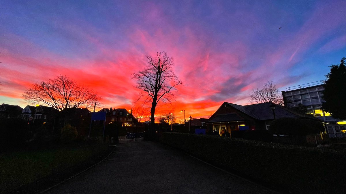 Alleyns_DofE's tweet photo. Red sky at night #AlleynsDelight as the AlleynsCoCurricular clubs come to a close and #AlleynsCommunity start #AlleynsWonder @AlleynsSchool @_JaneLunnon https://t.co/daRl2JFZ4K