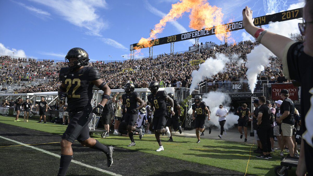 TravisEsprit's tweet photo. Bless to receive an D1 offer from @UCF_Football @TrovonReed @Jzack99 @Coach__Bush @CoachO72 @CoachJoshOHS @adamgorney @samspiegs @BillyEmbody https://t.co/bzhKFB36Jd