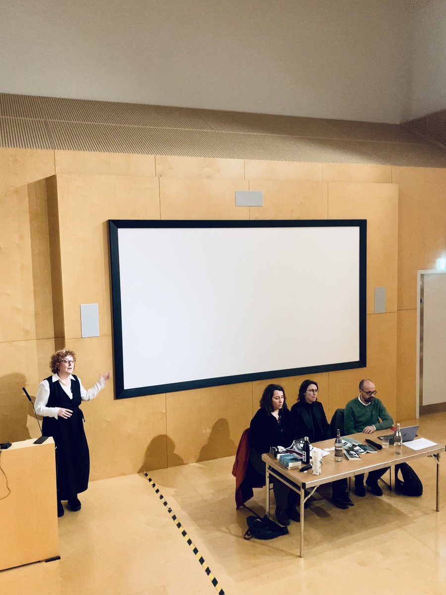 We are delighted to have with us today ✨Eva Baltasar✨ and her translators ✨Júlia Sánches and Isaac Xubín✨.