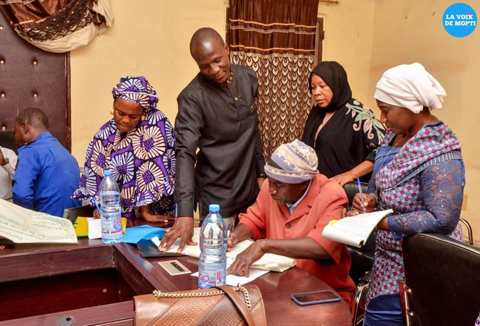 lavoixdemopti's tweet photo. Dans le cadre de l'exécution du projet "An Bè Kungo Do", l'Institut malien de recherche action pour la paix #IMRAP a organisé, ce 31 janvier 2024 à #Mopti, une journée de formation et de partage d'expériences avec les agents d'accueil et d'orientation des services publics. https://t.co/YXvQqhWWeJ