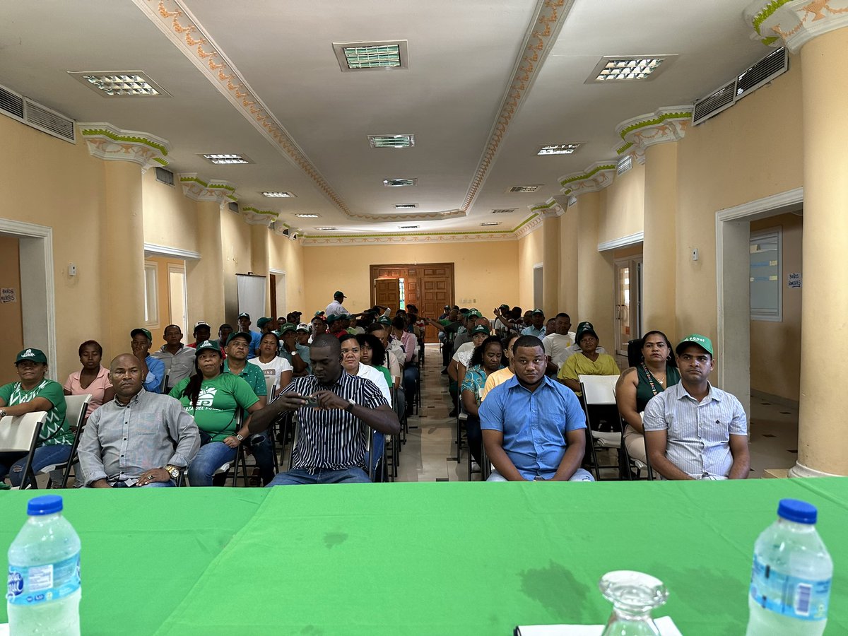 LucyFerreras01's tweet photo. El Sur Completo es del líder @LeonelFernandez y la @FPcomunica en una reunión Ordinaria en la la #Descubierta provincia #independencia recibiendo a nuestro secretario General. @antonioflorian_ @radhamesjimenez @MarcosCross19 #FuerzaDelPueblo #independenciaconLeonel 🙏🏼💚🇩🇴🙌🏼💪🏼 https://t.co/fSbOylicEm
