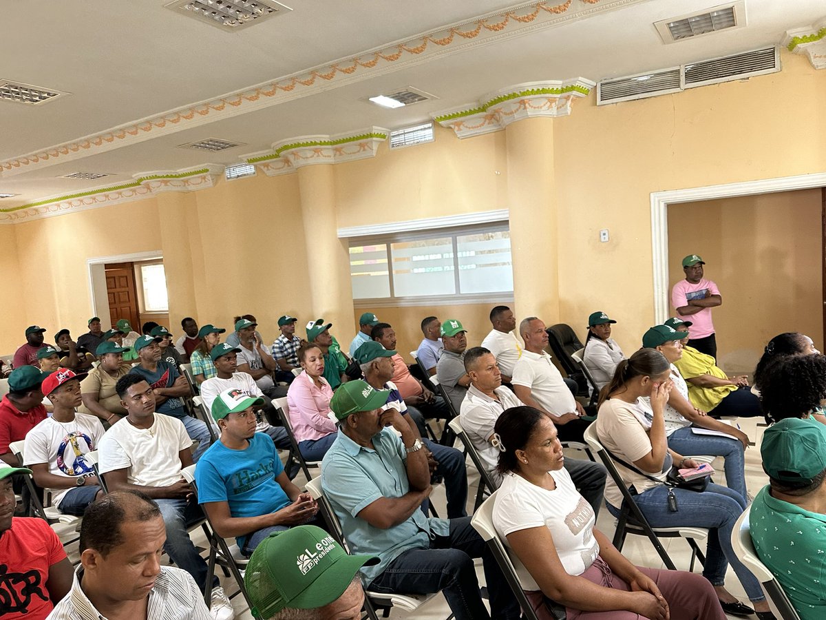 LucyFerreras01's tweet photo. El Sur Completo es del líder @LeonelFernandez y la @FPcomunica en una reunión Ordinaria en la la #Descubierta provincia #independencia recibiendo a nuestro secretario General. @antonioflorian_ @radhamesjimenez @MarcosCross19 #FuerzaDelPueblo #independenciaconLeonel 🙏🏼💚🇩🇴🙌🏼💪🏼 https://t.co/fSbOylicEm