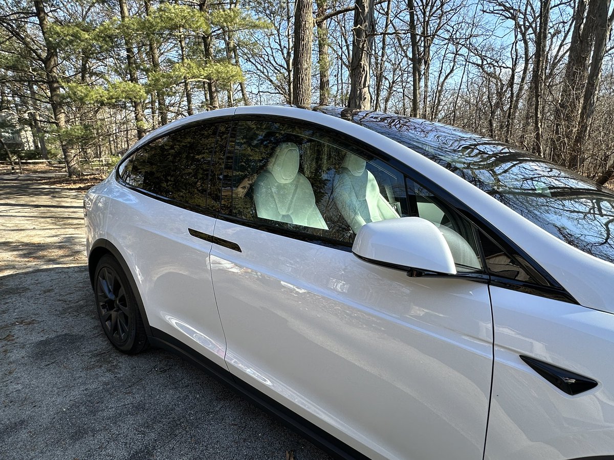 TeslaLisa's tweet photo. New #ModelX. @Tesla Really stepped up their build quality. I also just inspected the Paint in the sun & a mega flashlight & find ZERO wrong. Feels smooth & I’m not even seeing swirls. Damn the Yoke is a no-Brainer too. $TSLA @larsmoravy @elonmusk https://t.co/HpRWrzPjTL