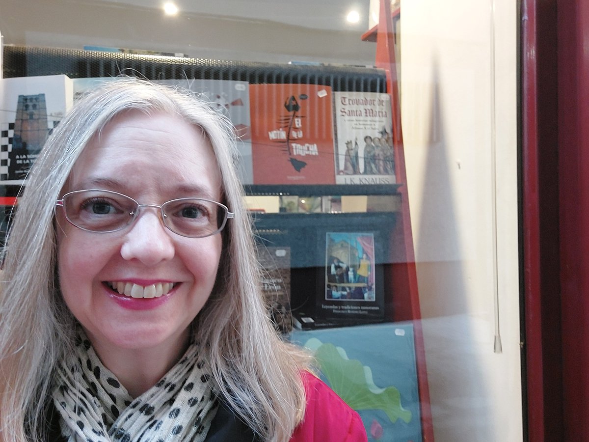 Disfruté mucho al escribirlo y espero que disfrutéis mucho leyéndolo. ¡El librero puede llamar a la autora para que te dedique el libro personalmente!

Atrapa un poco de la magia mientras puedas…  4/4