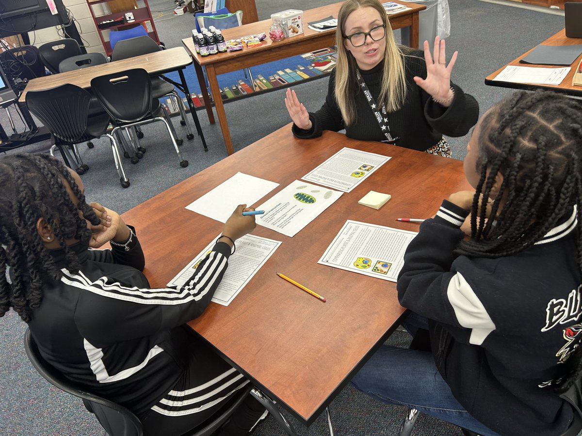 AISD_MSScience's tweet image. Thank you @Drew_AISD for hosting our first @AISD_MSScience Learning Lab! Ms. Welch and Dr. Thomas set up an informative session on Plant and Animal Cells for their students to learn and for our 7th-grade teachers to observe and provide feedback! @STARS_902 @DrFavy