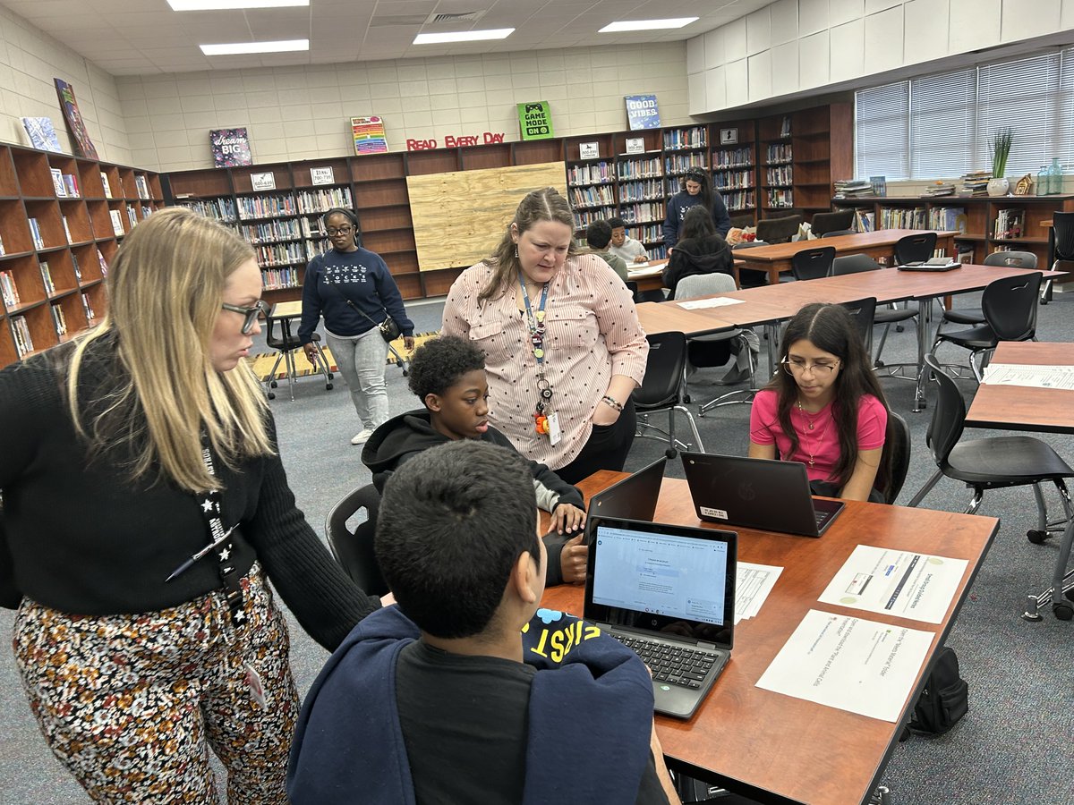 AISD_MSScience's tweet image. Thank you @Drew_AISD for hosting our first @AISD_MSScience Learning Lab! Ms. Welch and Dr. Thomas set up an informative session on Plant and Animal Cells for their students to learn and for our 7th-grade teachers to observe and provide feedback! @STARS_902 @DrFavy