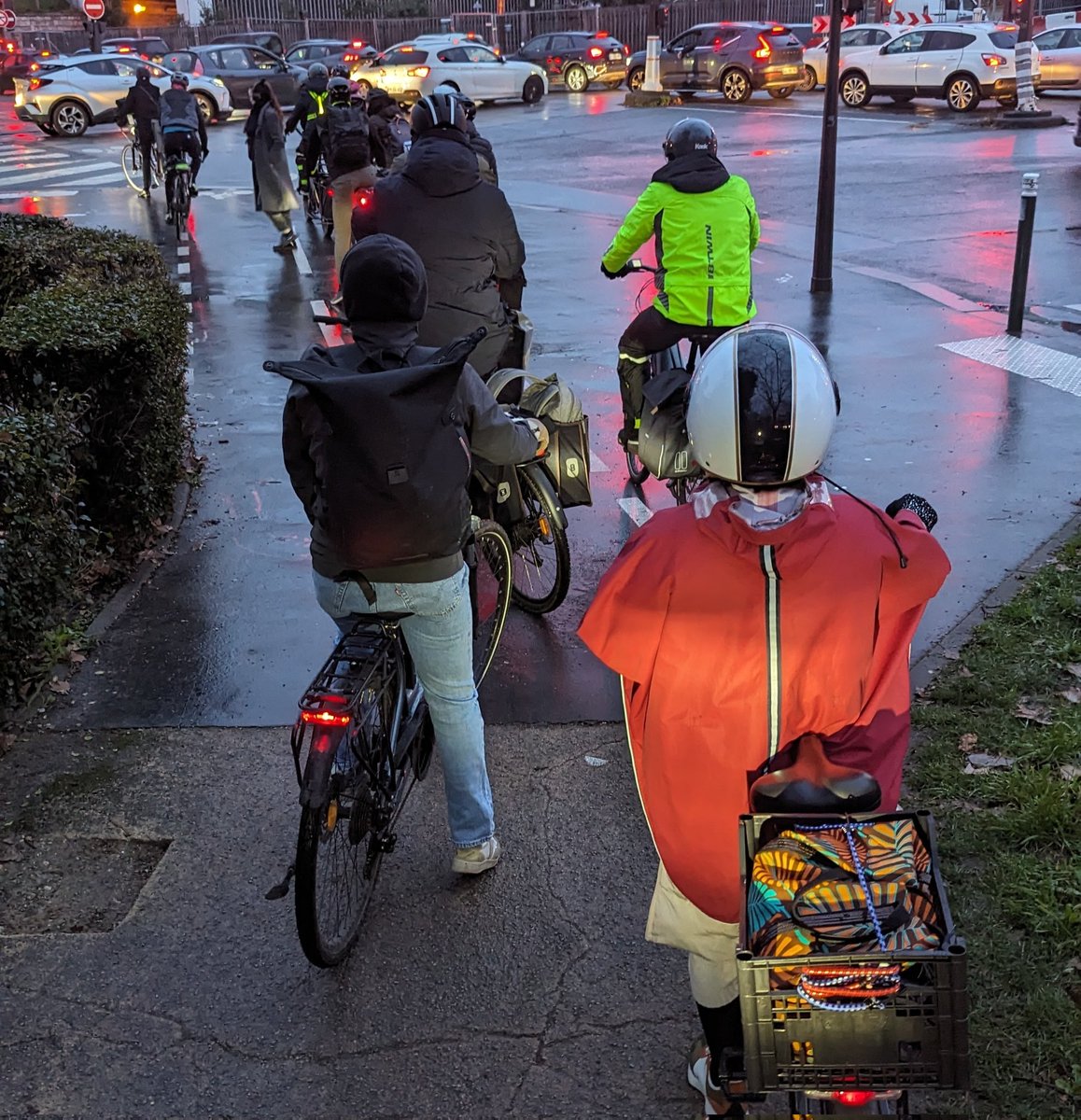 Sur Twitter : "on verra en hiver, et quand il pleuvra, et qu'il fera froid et nuit... Il n'y aura plus un seul cycliste ! Et ils grillent tous les feux rouges !"

Sur mon trajet tous les matins cet hiver :