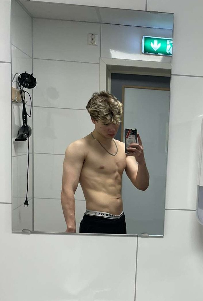 TwinkSashaOF's tweet photo. Time for a shower 🥵 RT if you would join me 🤭  #fitness #twink https://t.co/xeUOR6Oqbt
