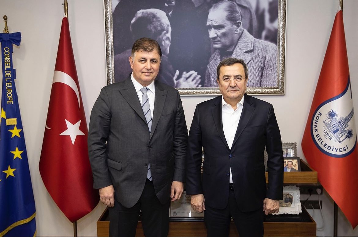 İzmir Büyükşehir Belediye Başkanı adayımız ve Karşıyaka Belediye Başkanımız <a href="/drcemiltugay/">Dr. Cemil Tugay</a> ile belediyemizde bir araya geldik. Kendilerine nazik ziyaretleri için teşekkür ediyorum. Seçim çalışmalarında başarılar diliyor, adaylığının kentimize hayırlı olmasını temenni ediyorum.