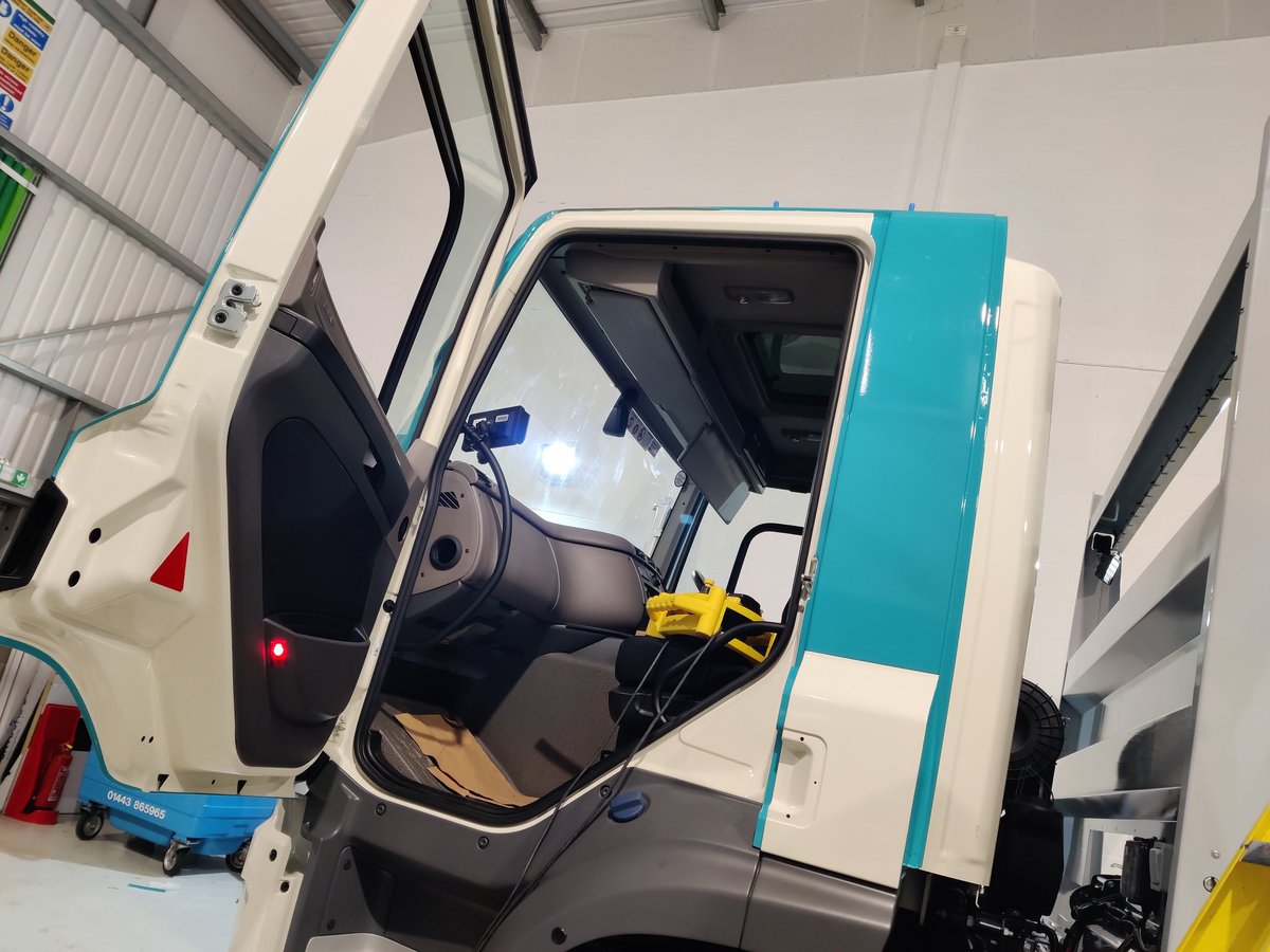 EliteSigns's tweet photo. A few #sneakpeaks capturing the progress being made on the next batch of #envolve #infrastructure @DAFTrucksUK #vehiclewrap going from white to on brand. https://t.co/V7LRL86tCc