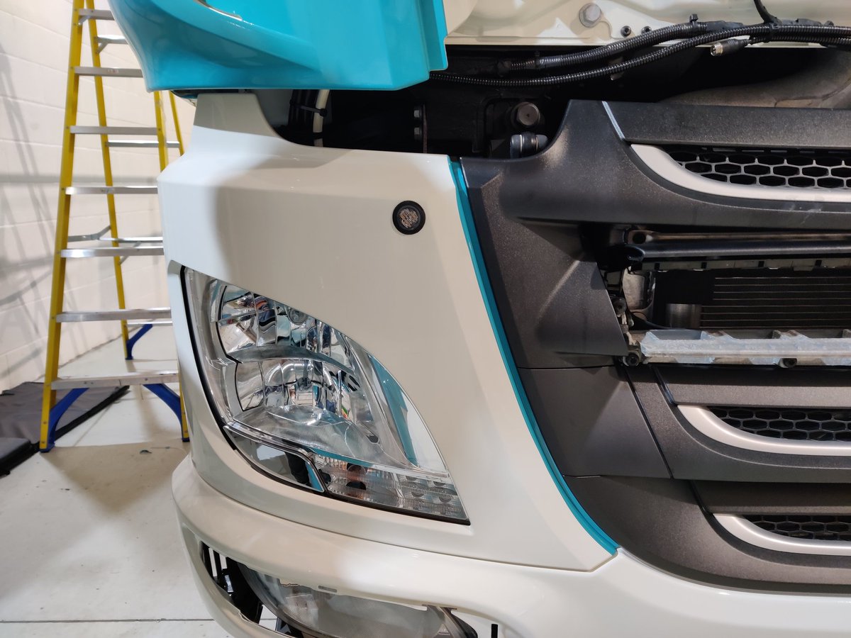 EliteSigns's tweet photo. A few #sneakpeaks capturing the progress being made on the next batch of #envolve #infrastructure @DAFTrucksUK #vehiclewrap going from white to on brand. https://t.co/V7LRL86tCc
