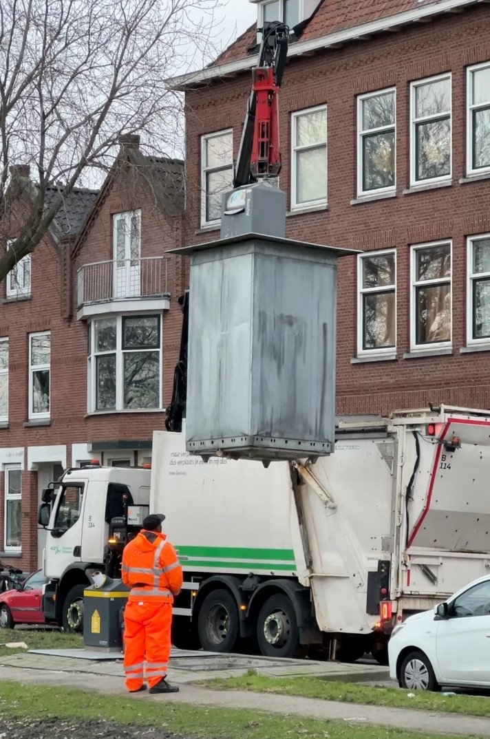 JordanBlacker's tweet photo. @emmagf Now imagine if the container was below the ground, not on the street! Then you would have this neat little solution. https://t.co/3bmJXKDk7a