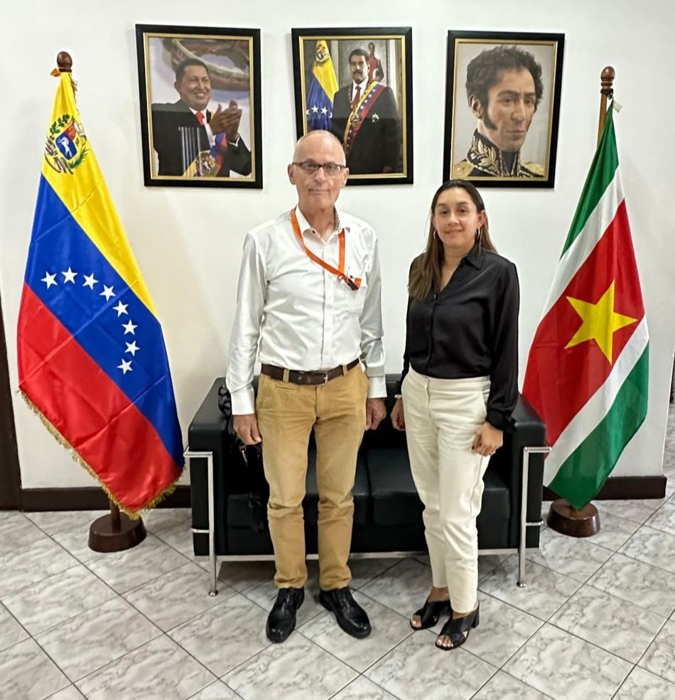 EmbaVeneSurinam's tweet photo. Sostuvimos una reunión con Erick Kulper, Operador Comercial de la aerolínea Fly Allways para discutir los detalles técnicos con miras a la materialización del vuelo inaugural Paramaribo Caracas Paramaribo, previsto para el 8 de marzo #interconectividad
#Venezuelaabiertaalfuturo https://t.co/NFEGWCrUch