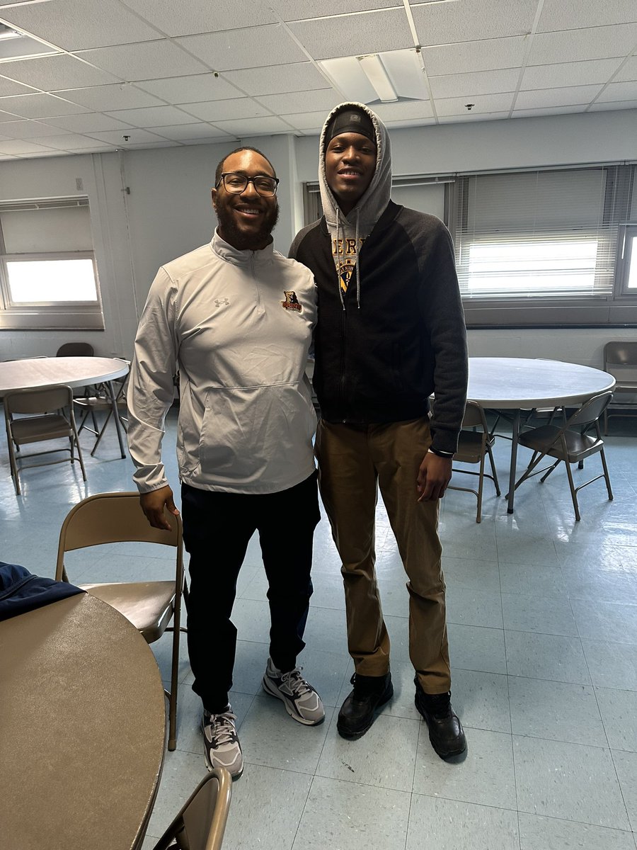 CoachSewell_MSU's tweet photo. Gunslinger @Raymoore2_ ready to roll finishing up strong in class 💪🏾 https://t.co/xXqzXSnSBf