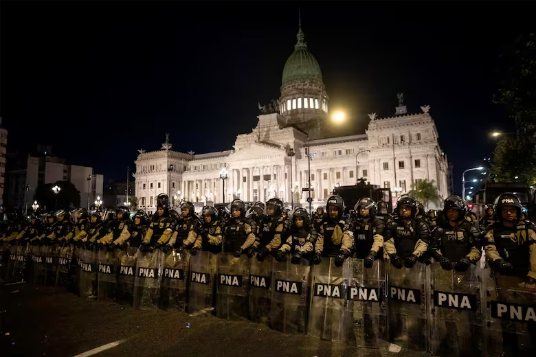 Dice el gobierno que la Ley ómnibus, diseñada por y para los ricos y poderosos, en perjuicio de la nación y su pueblo, tiene amplio consenso ciudadano. ¿Y entonces para que montan semejante aparato represivo? ¿Por qué no llaman a los defensores de la Ley a expresarse? Hipócritas