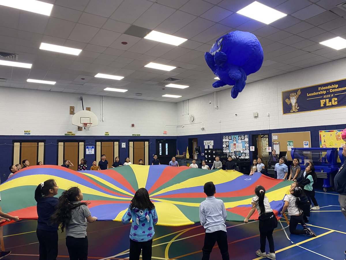 FLCphysed's tweet photo. Starting our Morning with Olly the Octopus.
#believeinflc #parachutefun #flcphysicaleducation https://t.co/ralCeLsowy