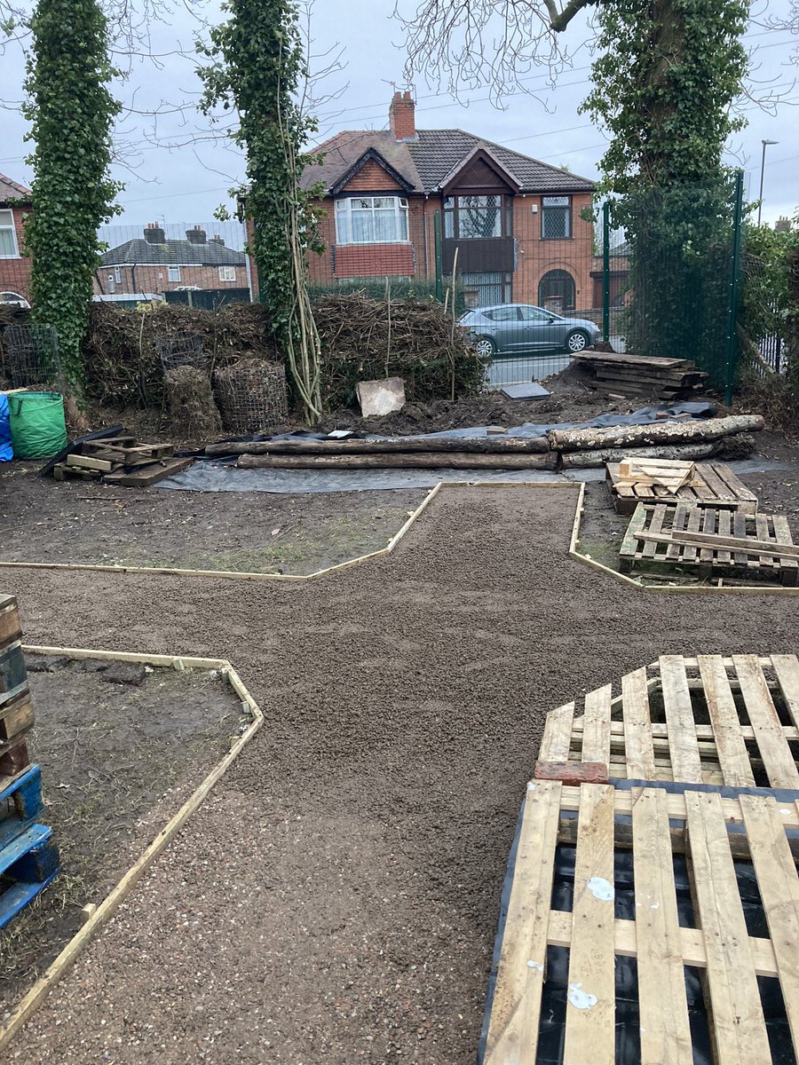 The wide, central path at the new site has really come on this week (but there have been arguments and tantrums 😬). Still lots of jobs to do, but yeah, I think I’m happy.