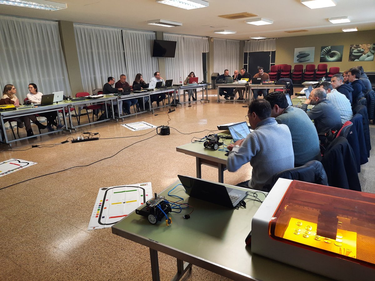 JuanjoLopezIbi's tweet photo. Formación a profesores con robot #keybot de @KeyestudioRobot @Innovadidactic @SalesiansAJ23 @alcoibot con @arduinoblocks 👩‍🔧👨‍🔧🤖🎓 https://t.co/qlQVFTBLxg