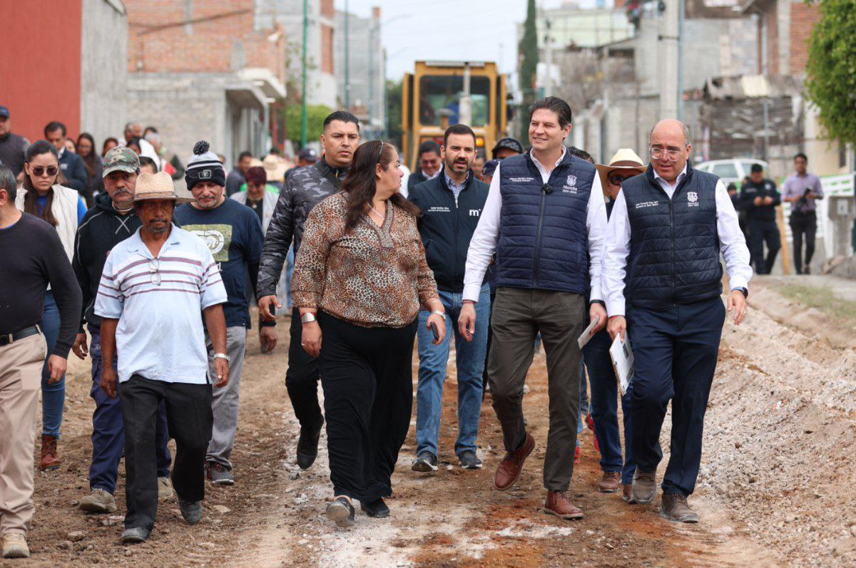 AlfonsoMtz_Mx's tweet photo. ¡Las obras del @MoreliaGob benefician a todas y todos! 🤝

Seguimos supervisando cada trabajo de Morelia, como el reencarpetamiento de la calle José de la Cruz Norte en Misión del Valle, escuchando las necesidades de la zona.
#MoreliaEnExpansión 🏗
#MoreliaBrilla ✨ https://t.co/bIPkMinZSd
