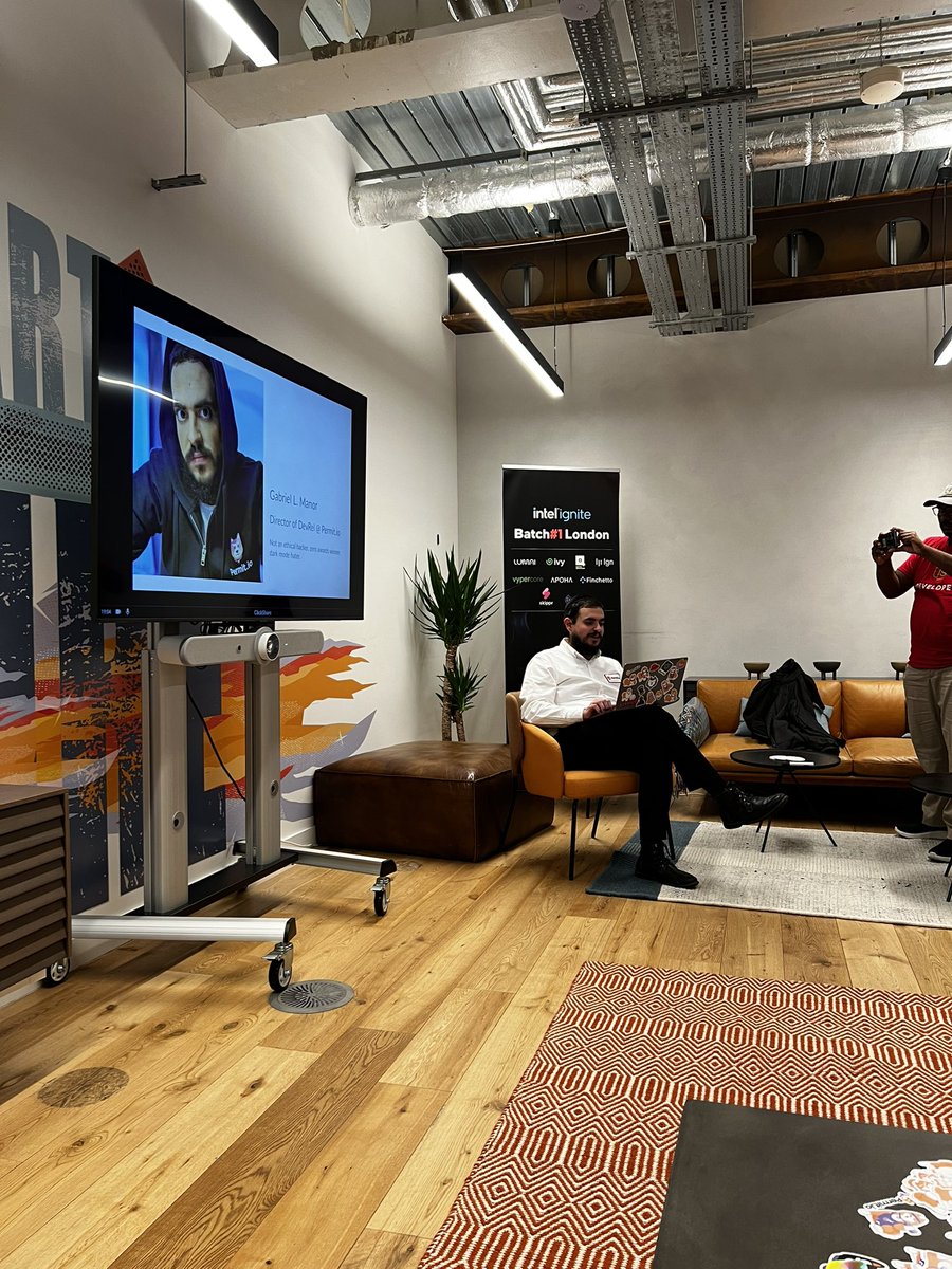 DeveloperFilip's tweet image. We just hosted our first meetup in London. Thanks all for coming. Thank you to @IntelIgnite for letting us use the space!