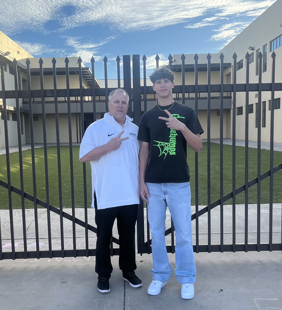cadengingg2's tweet photo. Thank you @Coach_HunterH from @VandalFootball for stopping by Verrado and having a great conversation with me!
#Vtown  @Verrado_Vipers https://t.co/XpjXRTTL96