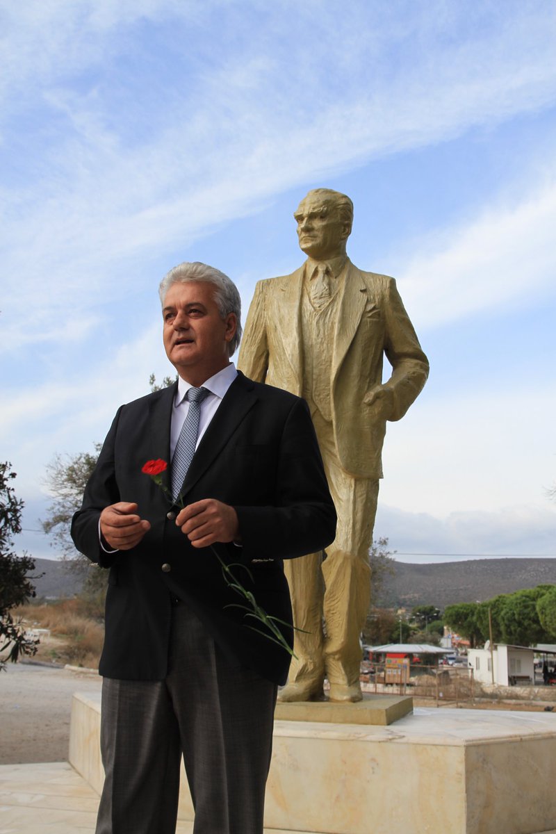 Yaşamak bir ağaç gibi tek ve hür
ve bir orman gibi kardeşçesine,