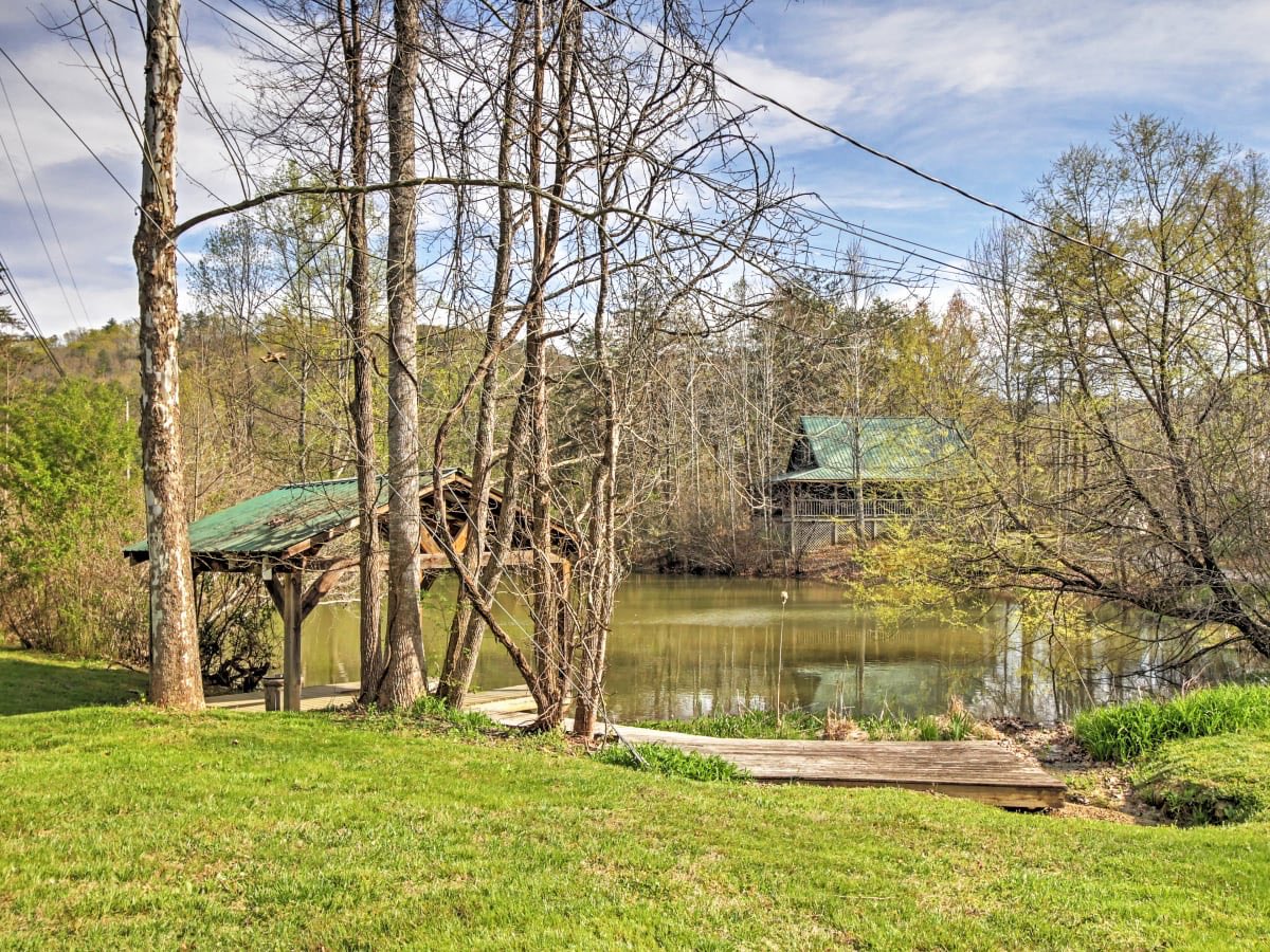 ARealLogCabin's tweet photo. A short walk to the pond is a great way to disconnect and take advantage of this fantastic weather. 🧣🧤 Starr planning your next visit to the Log Cabin today! ➡️ https://t.co/f3WhhGYbo2

#vacationsrental #vrbo #logcabin #tennessee #sevierville #supportlocal #smokymountains https://t.co/ukB5ZHWWVf