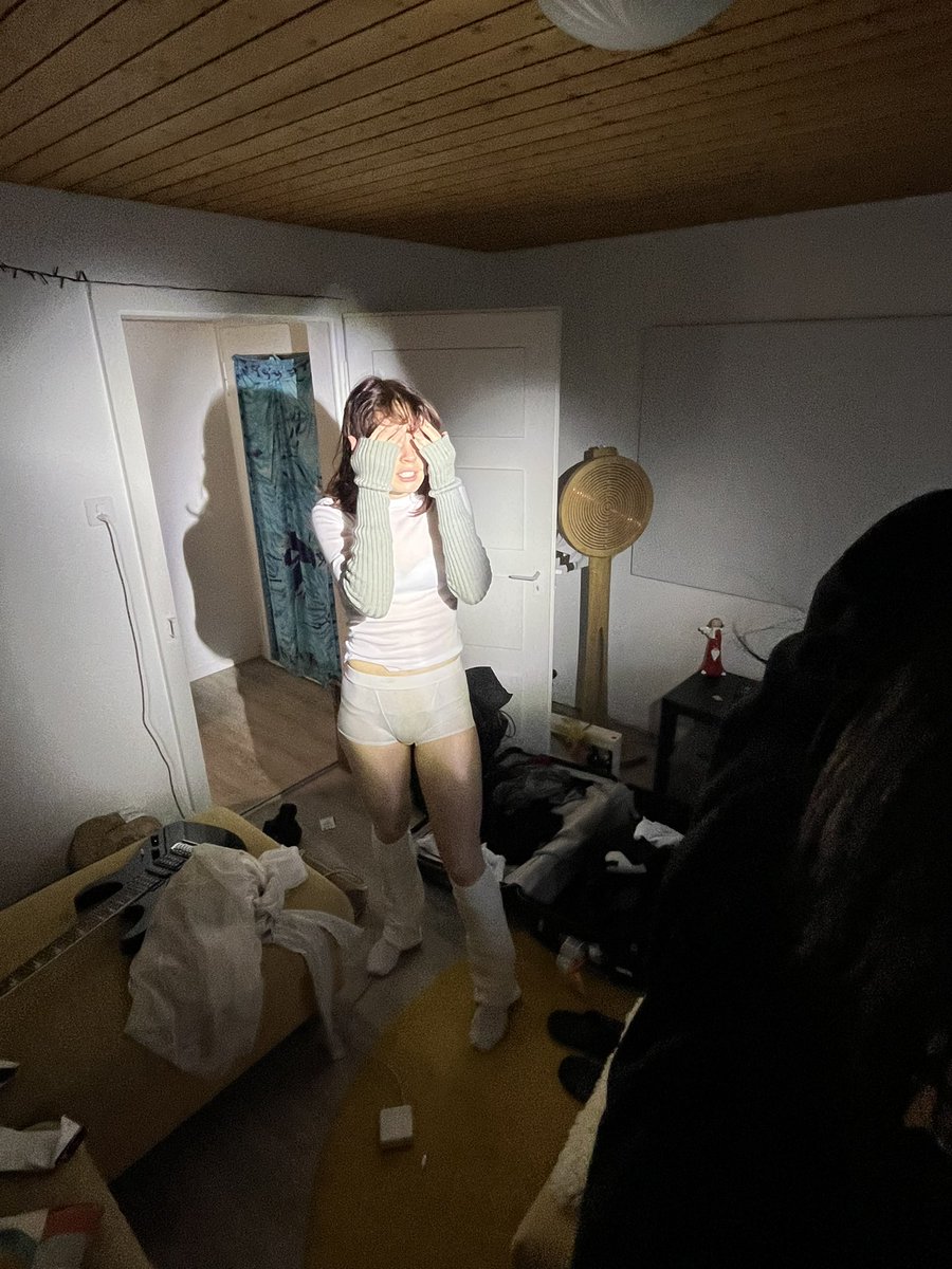 mayflyduo's tweet photo. Light tests indoor cause it’s -10 outside lmao https://t.co/5fqMpkBblk