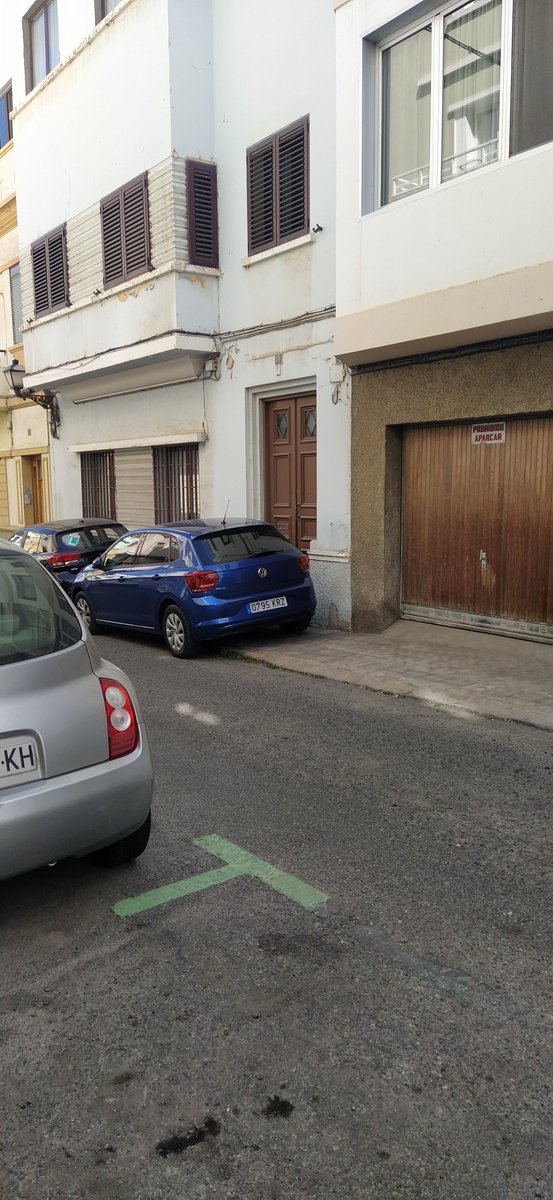 AaVegueta's tweet photo. Pues si quiere usted salir de casa, vaya preparando la escalera. Me dicen que es en c/Alcalde Obregón, por debajo de Mercadona en San Nicolás https://t.co/0ScjWnQxKA
