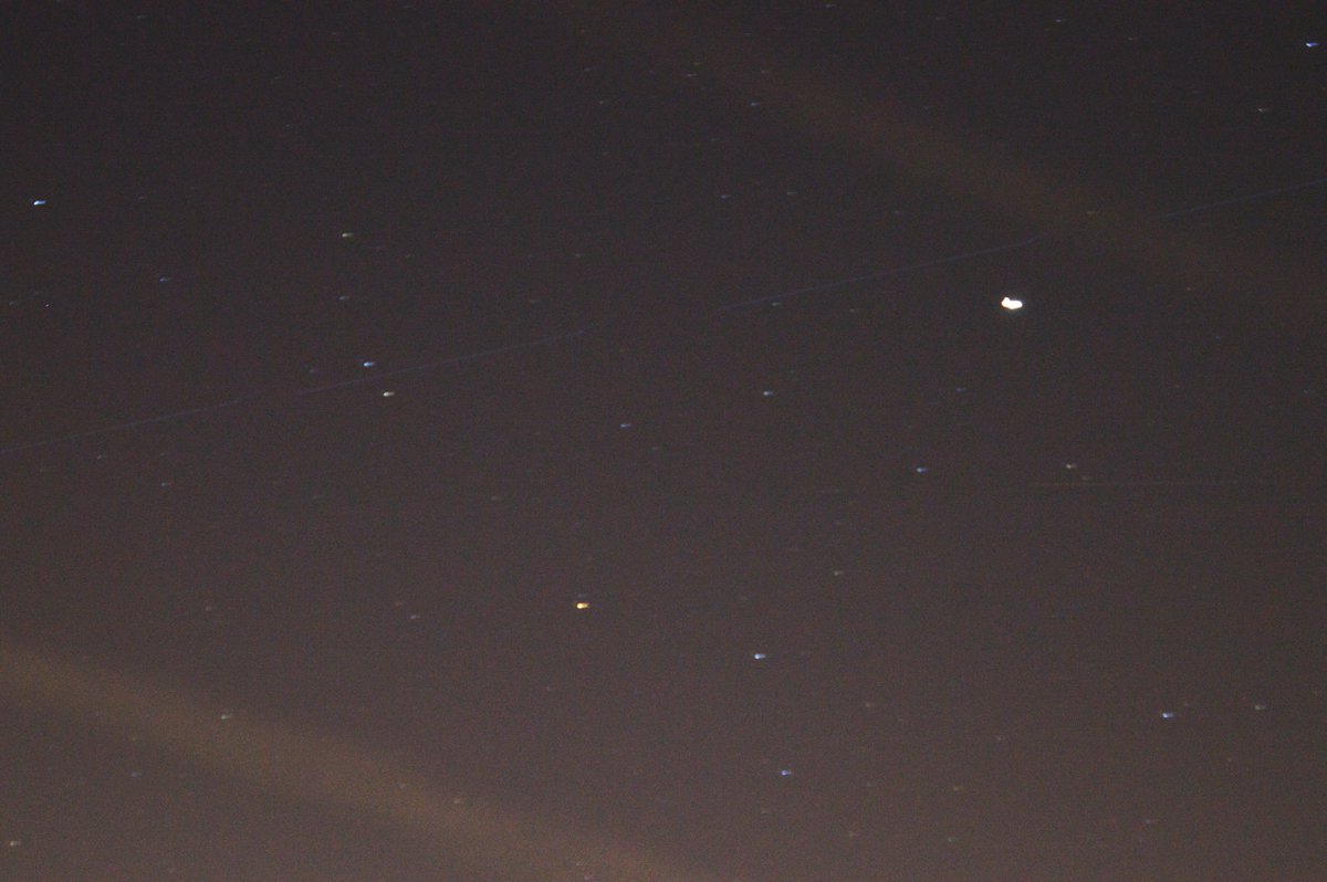 johan_klos's tweet photo. Goedenavond weer gaaf om de #starlink op foto te zetten niet met bloot oog gezien op 2e fot zou daar de #meteoor op staan de #12/pons-brooks  en op laatste #foto nog een #glimp van de #iss kort zichtbaar @phi48 @waddensky_nl @hemel_waarnemen #weerfoto #alblasserdam https://t.co/WY7A7AP2fv