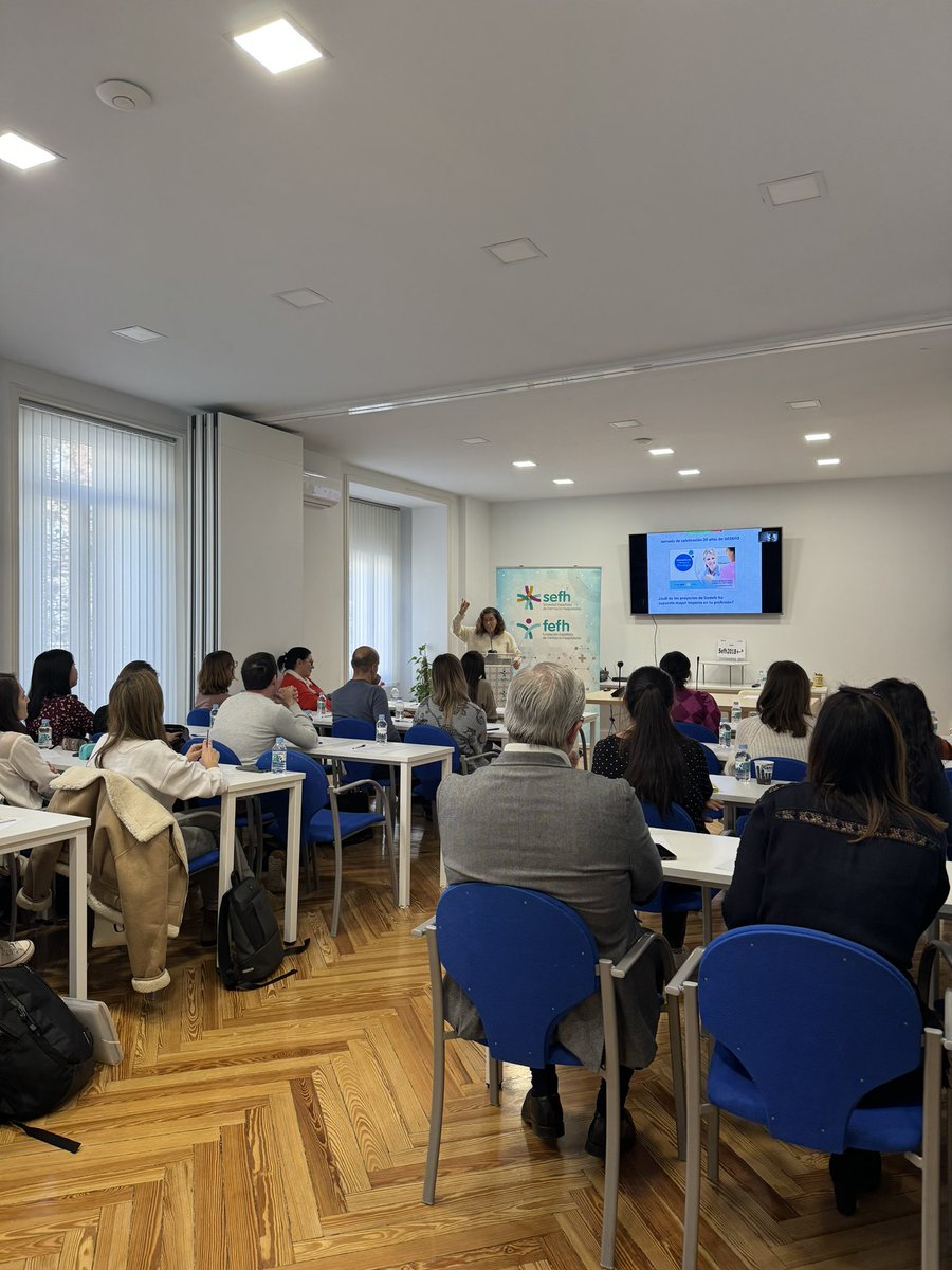 ceciliamfll's tweet photo. Increíbles jornadas la de GT (tanto en marcha👏🏻, tanto por hacer 🦾) y la bienvenida de R1 (emoción, formación y ganas, tantas ganas)!!!
Y de los más jóvenes … al BPS-BCOP con @gedefo_sefh,la élite de la especialización en farmacia oncológica… @sefh_ , sus socios, IMPARABLES!!! https://t.co/0Uwbyop456