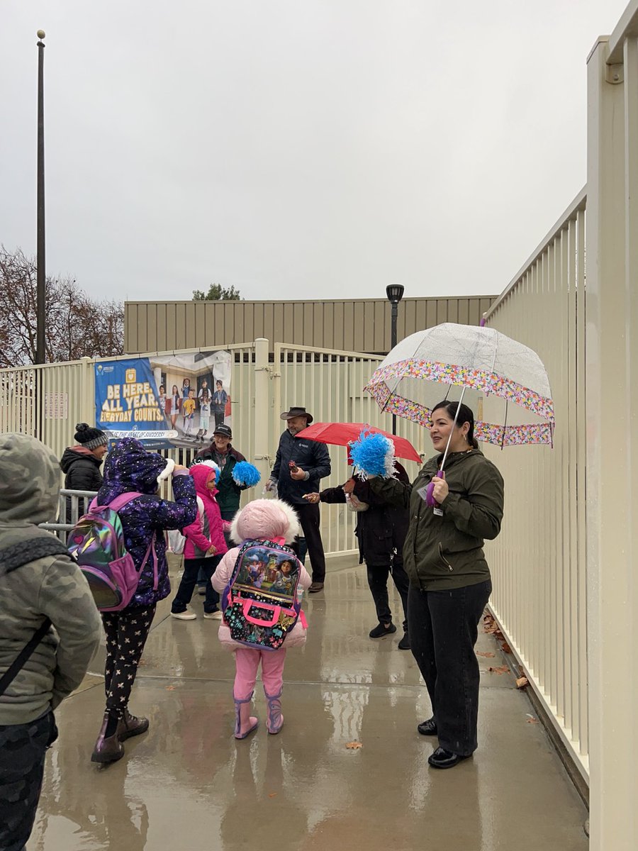 Today is Optimist Day!! Serrano students are welcome by members of the Optimist Club! Thank you for your kindness!