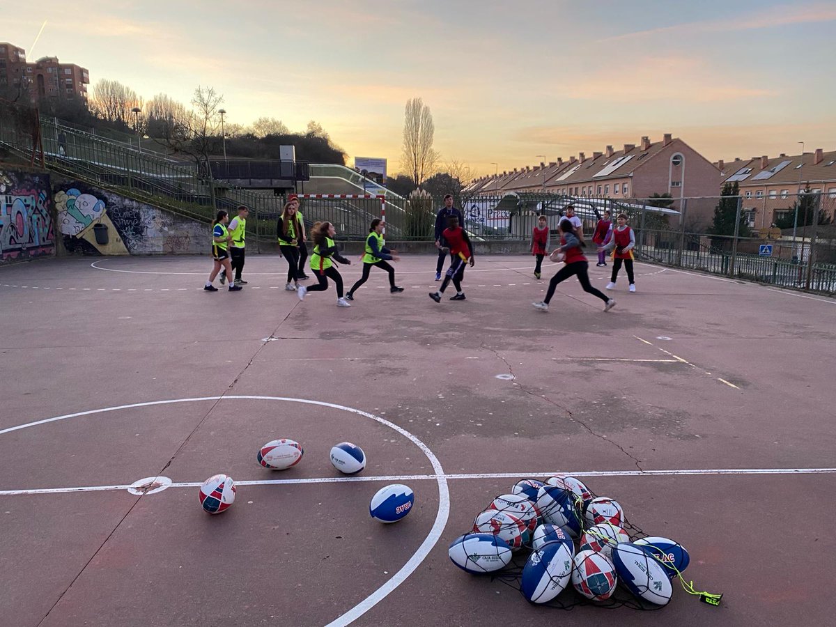 Volvemos a contar con el club @vracoficial que ha venido con algunos de sus jugadores para realizar un entrenamiento esta tarde con nuestros chicos que se quedaron con más ganas de rugby 🏉 , gracias de nuevo 🤗!