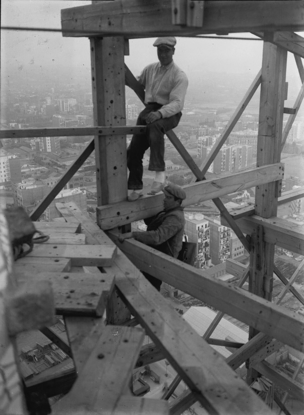 historiesdebcn's tweet photo. Treballadors enfilats a una bastida durant la construcció de la façana del Naixement de la #SagradaFamília (1930).

📷 Gabriel Casas i Galobardes / ANC https://t.co/VVjv0gpvQQ