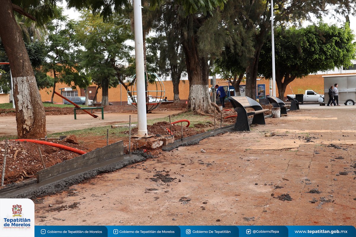 🚧👷🏻 #ObraEnProceso | #SegundaEtapa Plaza de los Maestros #Tepatitlán.

Ya iniciamos con la segunda etapa del proyecto de remodelación de la Plaza de los Maestros, ahora mejoraremos las áreas verdes y vendrá la renovación de los espacios deportivos en las dos canchas del lugar.