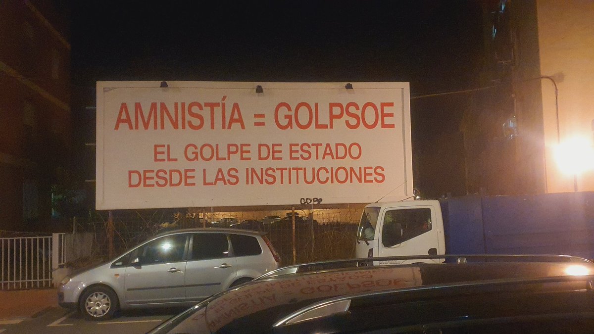 No sabía de estas vallas  publicitarias 🤣🤣🤣